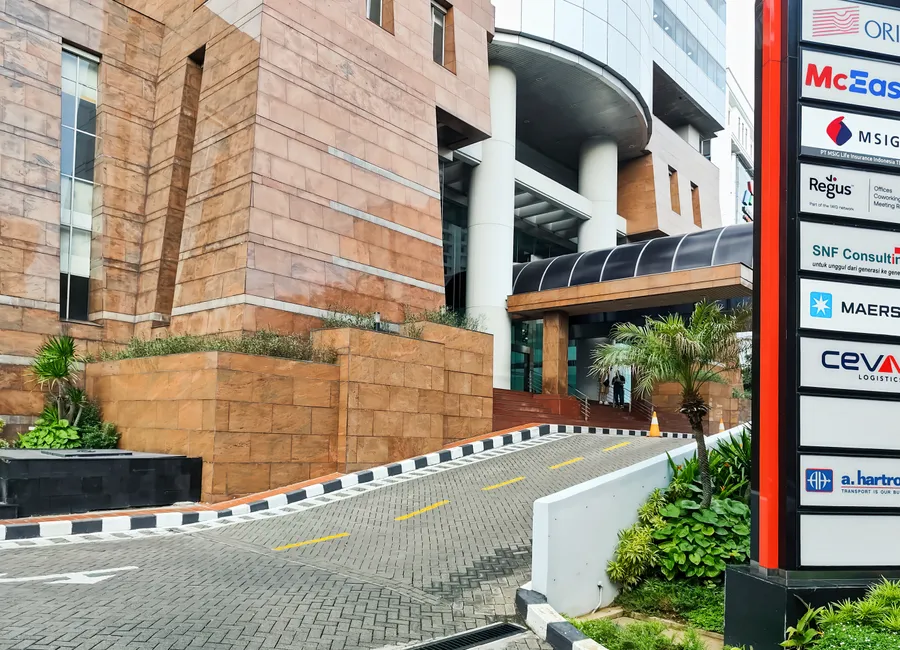 Akses all-inclusive ke ruang kerja, kantor virtual, dan ruang rapat di Regus Sinarmas Land Plaza