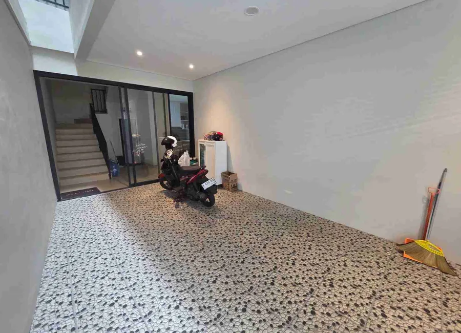 Ryamah Japenese Style 4lantai, semifurnished,  siap huni di P3jaten Barat Jaksel photo 3