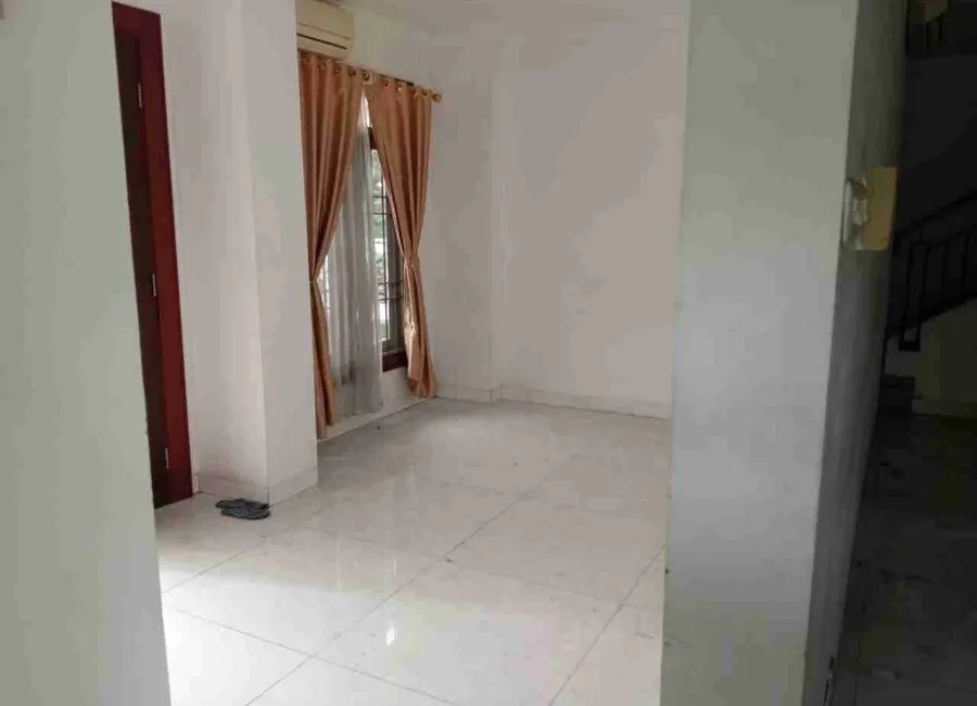 Rumah hoek 2 lantai perlu renov, dijual harga tanah photo 3