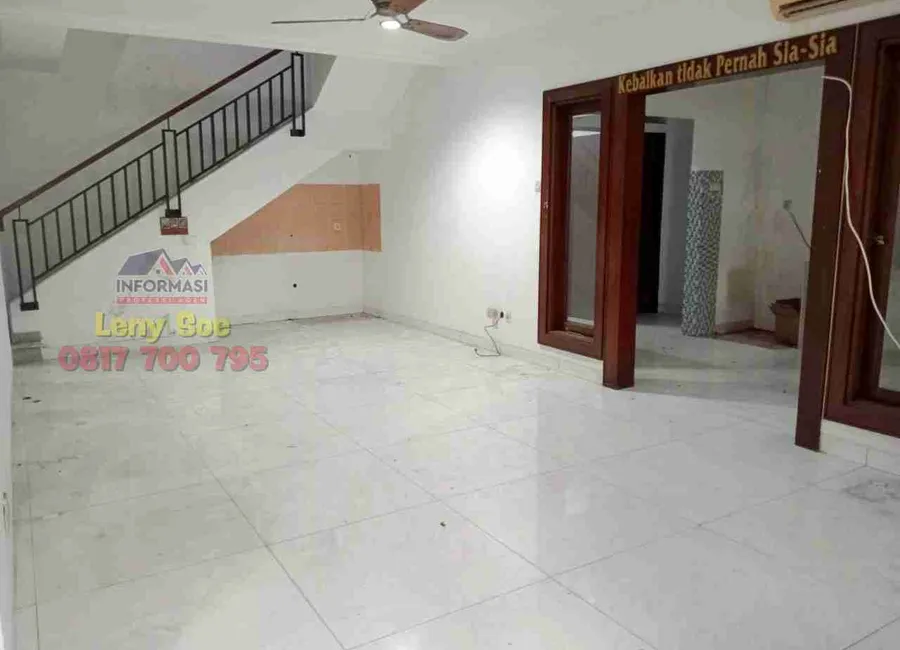 Rumah hoek 2 lantai perlu renov, dijual harga tanah photo 1