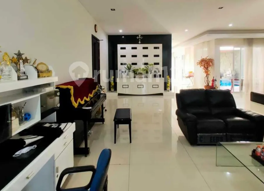 Dijual Rumah Graha Family Golf View Lengkap Dengan Pool photo 2