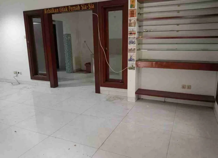 Rumah hoek 2 lantai perlu renov, dijual harga tanah photo 2